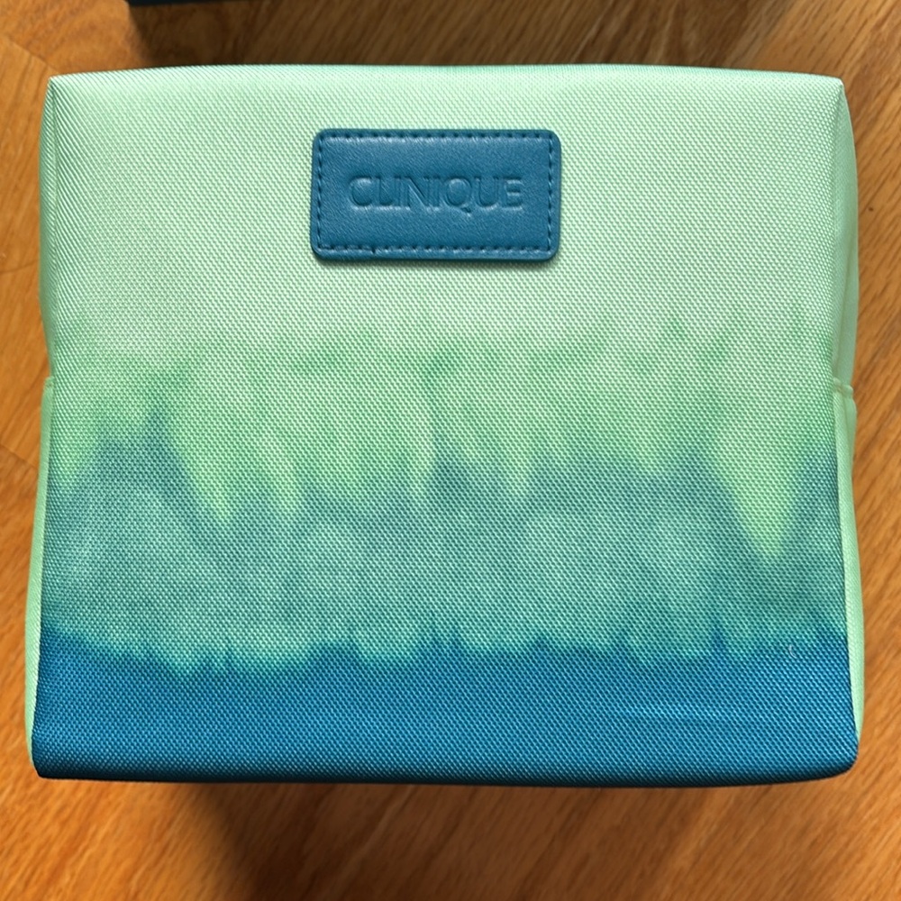 Clinique - Picture 2 of 8